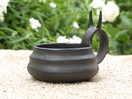 Keltská miska Bučany Slovensko, průměr cca 10 cm, výška i s rohy cca 12 cm, 500 Kč